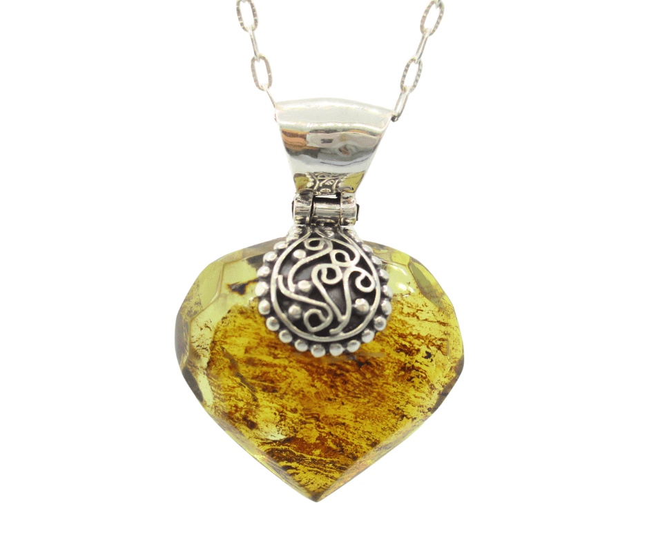 Brincos de plata con corazón de ámbar dorado y diseño artístico, accesorios de joyería artesanales y únicos para complementar tu estilo en HETS'I LUVI.