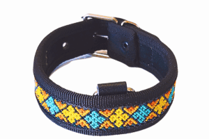 Pulsera de tela y cuentas coloridas, accesorio artesanal indígena de diseño tradicional para mujer y hombre.