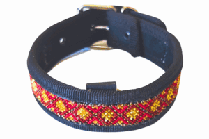 Llavero de tela con diseño tradicional y bordado en hilos de colores, ideal para accesorios culturales y artesanales.