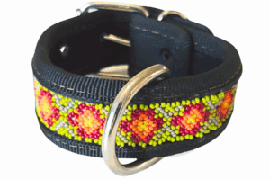 Cuerda para perros con bordado artesanal en colores vivos y hebilla metálica, ideal para mascotas, resistente y cómoda para paseos y entrenamiento.
