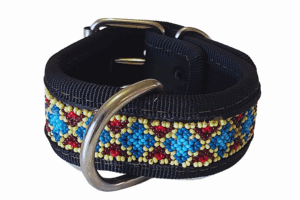 Bello collar de perro artesanal con bordado en color azul, rojo, dorado y negro, hecho a mano con materiales de alta calidad y estilo tradicional mexicano.