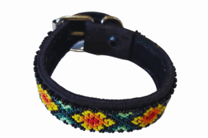 Pulsera de cuero adornada con cuentas de colores vibrantes, resaltando el arte y cultura de HETS'I LUVI en Chiapas, México. Joyas tradicionales hechas a mano para celebrar la identidad indígena.