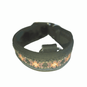 Pulsera de tela tejida a mano con diseño colorido en tonos rosas y beige, ideal para accesorio bohemio y artesanal.