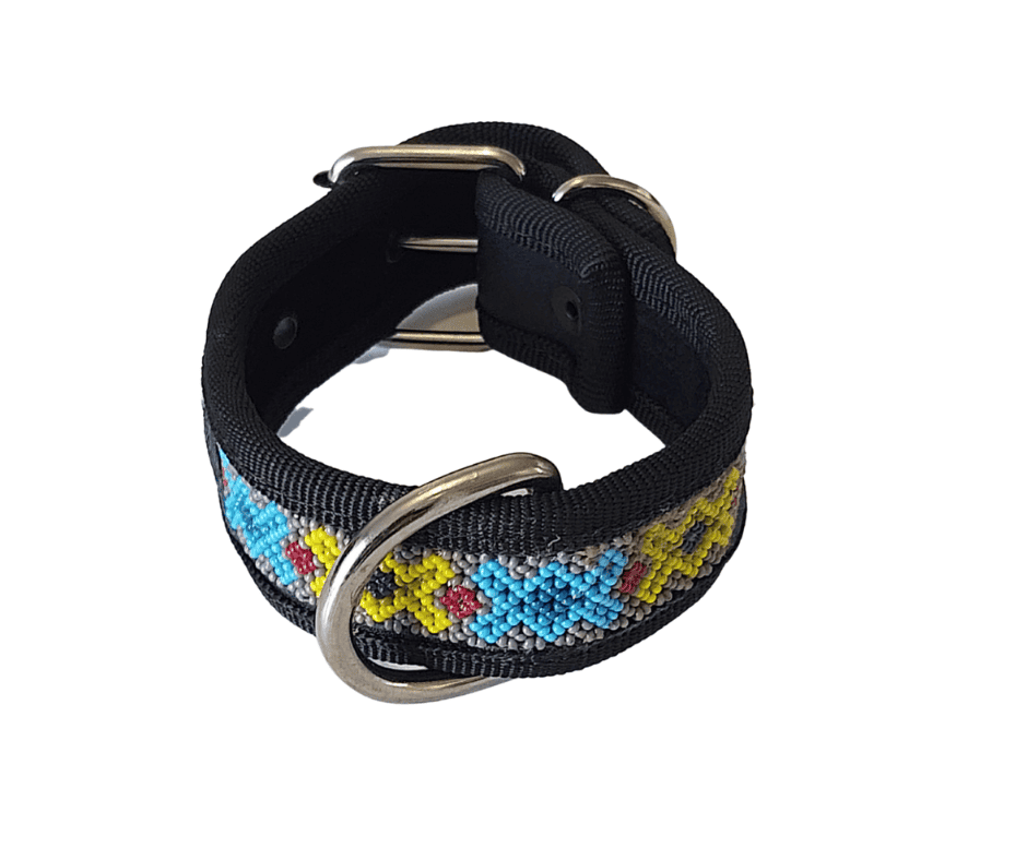 Collar para mascotas con diseño con hilos de colores, duradero y ajustable, ideal para perros y gatos, fabricado por HETS'I LUVI, perfecto para paseos y entrenamiento.