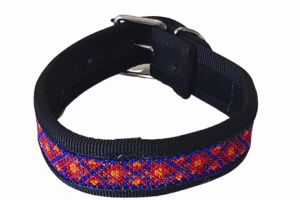 Banda para mascota artesanal con diseño colorido, resistente y cómoda, perfecta para paseos y control de mascotas pequeñas o medianas, elaborada a mano con materiales duraderos.