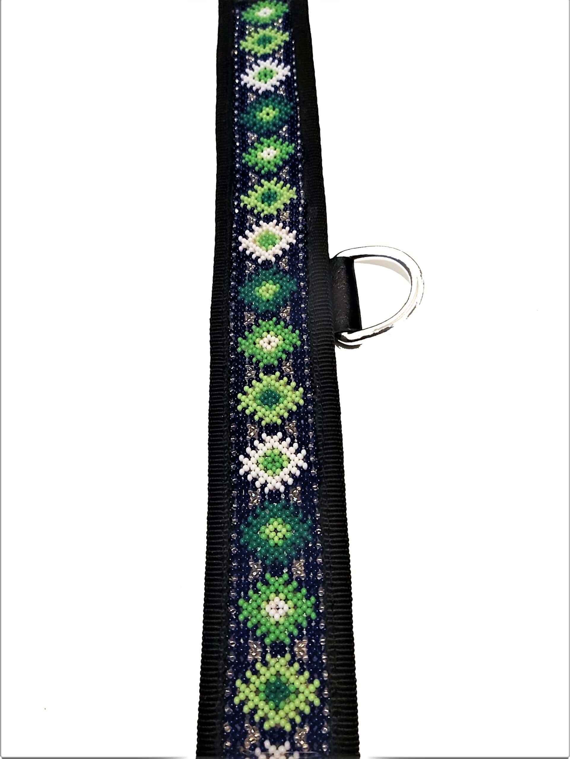 Banda de mọnton pixel con diseño tradicional y colores verde, azul, blanco y gris, elaborada con papel de china, diseñada para adornar collaras, cinturones y accesorios tradicionales mexicanos.