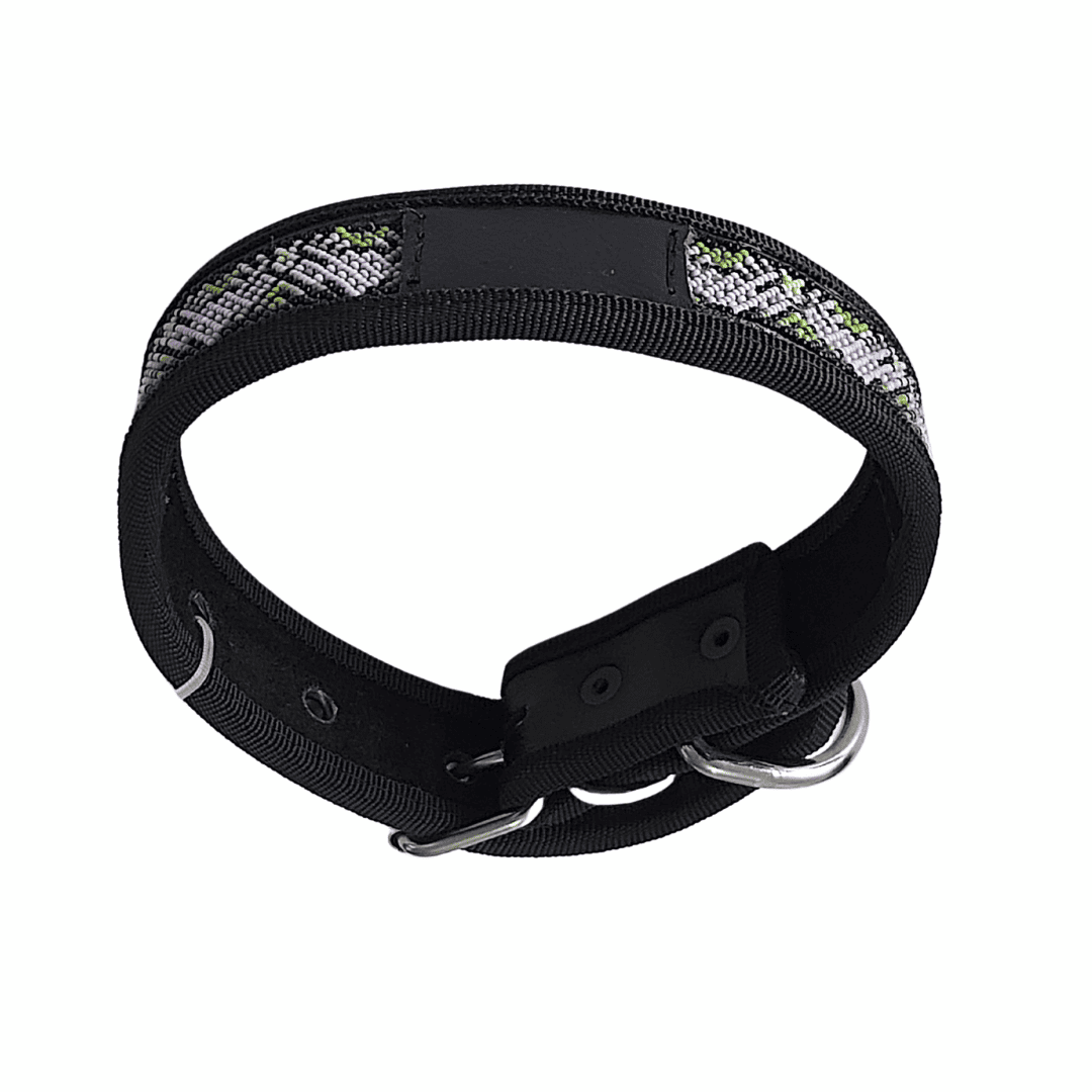 Collar para perros con diseño de cuentas en colores pastel y negro, ajustable y resistente, ideal para mascotas y entrenamiento.