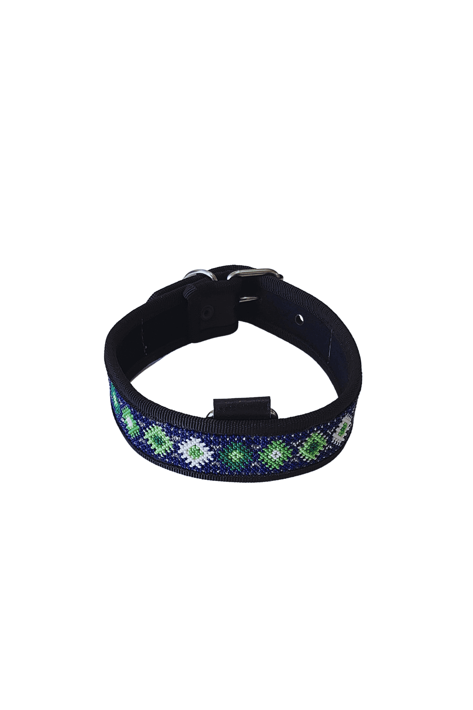 Colar para mascotas con diseño artesanal en colores azul, verde, blanco y negro, hecho a mano, ideal para perros y gatos, resistente y ajustable para comodidad y seguridad.