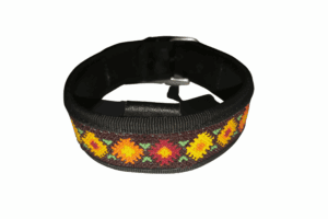 Pulsera tejida tradicional mexicana, hechas a mano con colores vibrantes y diseño artesanal, símbolo de cultura y tradición indígena.