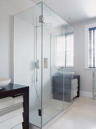 Frameless shower screen