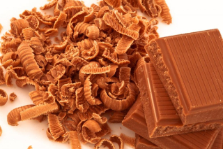 Chocolate-shavings-surrounding-a-pile-of-chocolate