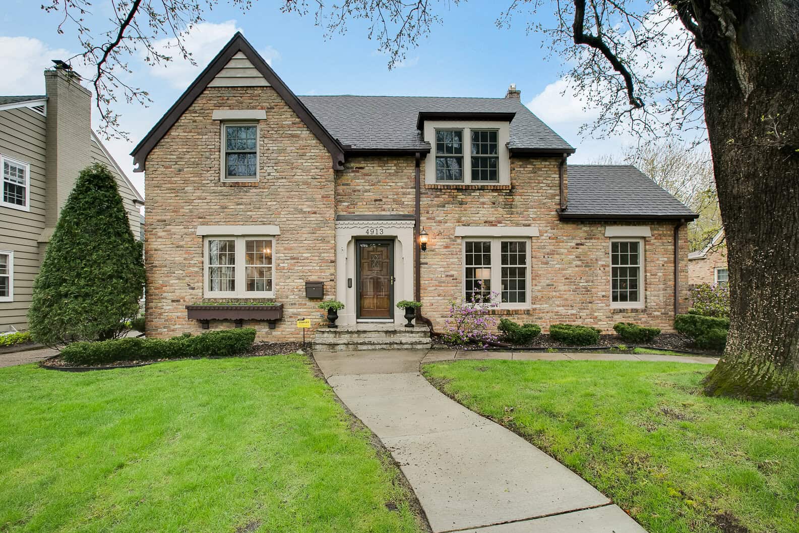 4913 Bruce Ave Front Yard