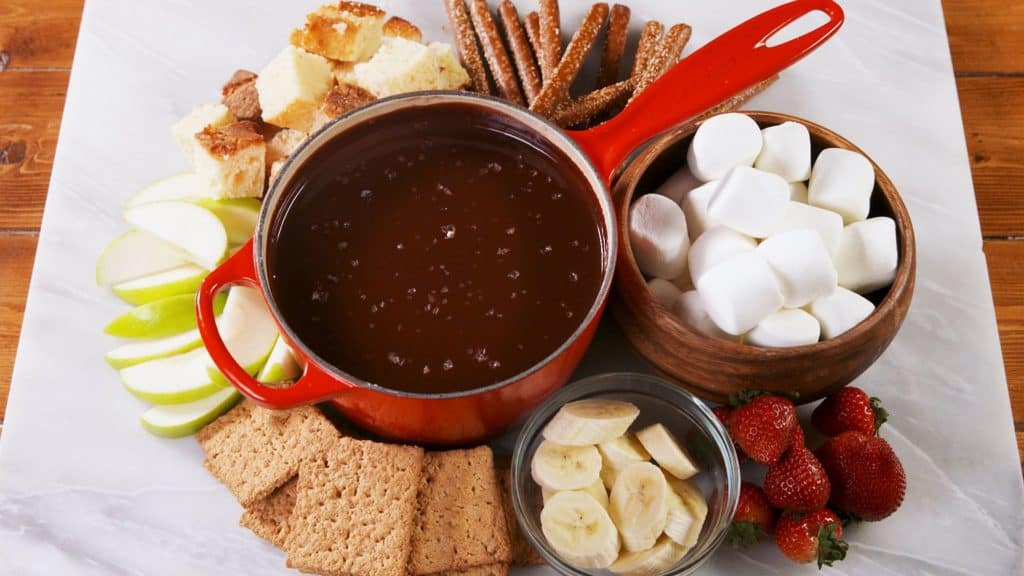 delish-chocolate-fondue-still001-1545405557