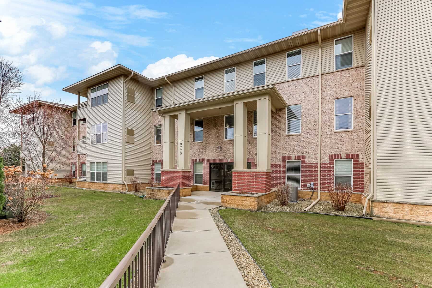 1 Web Or Mls 9225 Medicine Lake Rd 301 01
