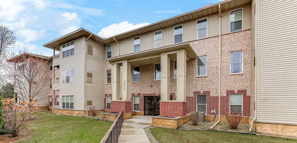 9225 Medicine Lke Rd 301   Front