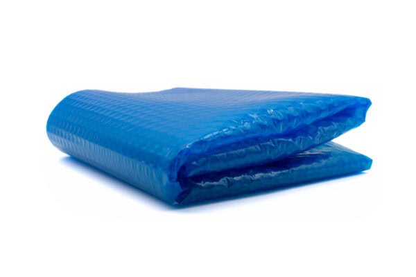 Hot tub solar blanket designed for effective temperature retention and energy savings