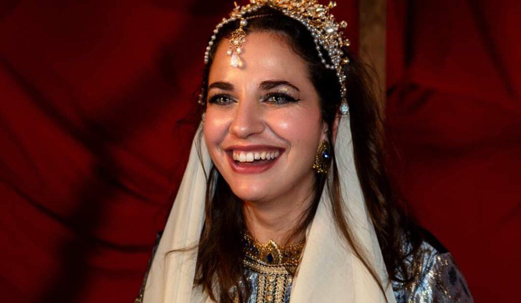 Brida de boda elegante y tradicional con detalles de joyería y accesorios para ceremonias especiales en tonos dorados y blancos.