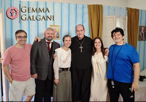 ¡Con más artistas en el set de mi dormitorio!