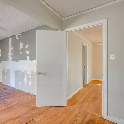 An image that shows 7900 Raymond Ave (12 Of 34)