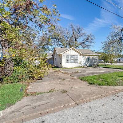 An image that shows 7900 Raymond Ave (4 Of 34)