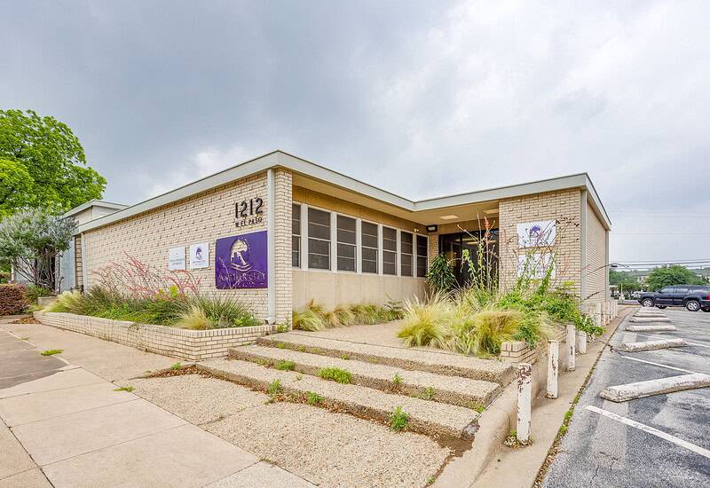An image that shows 1212 W El Paso St (11 Of 30)