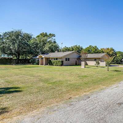 An image that shows 1060 S Burleson Blvd. (13 Of 58)