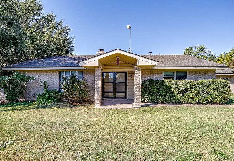 An image that shows 1060 S Burleson Blvd. (15 Of 58)