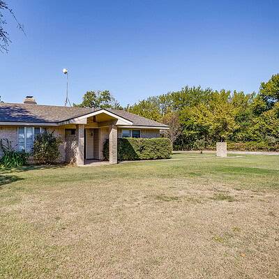 An image that shows 1060 S Burleson Blvd. (16 Of 58)