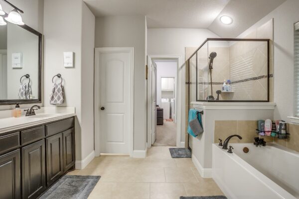An image that shows 2747 Elmwood Dr (21 Of 41)