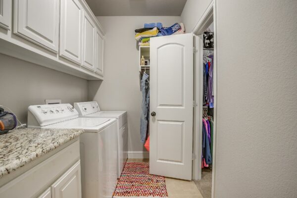 An image that shows 2747 Elmwood Dr (26 Of 41)