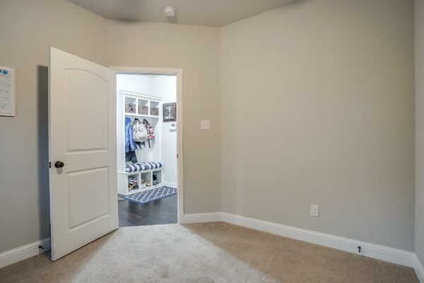 An image that shows 2747 Elmwood Dr (30 Of 41)