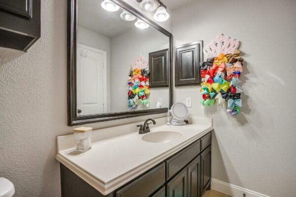 An image that shows 2747 Elmwood Dr (33 Of 41)