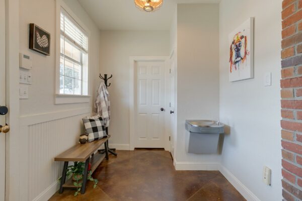An image that shows 104 Ranchway (58 Of 72)