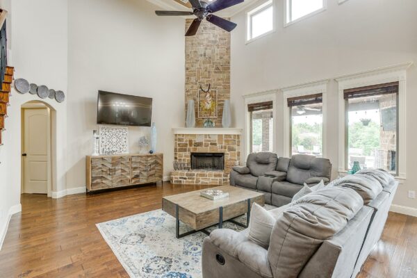 An image that shows 7350 Weatherby Rd. (7 Of 40)