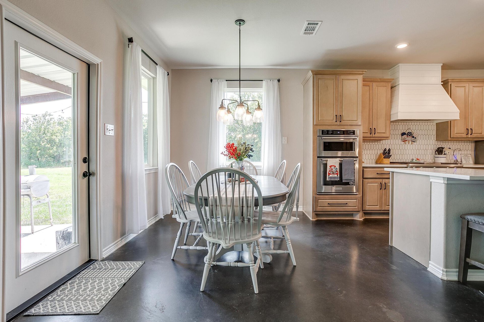 An image that shows 312 E Vaughn (23 Of 50)