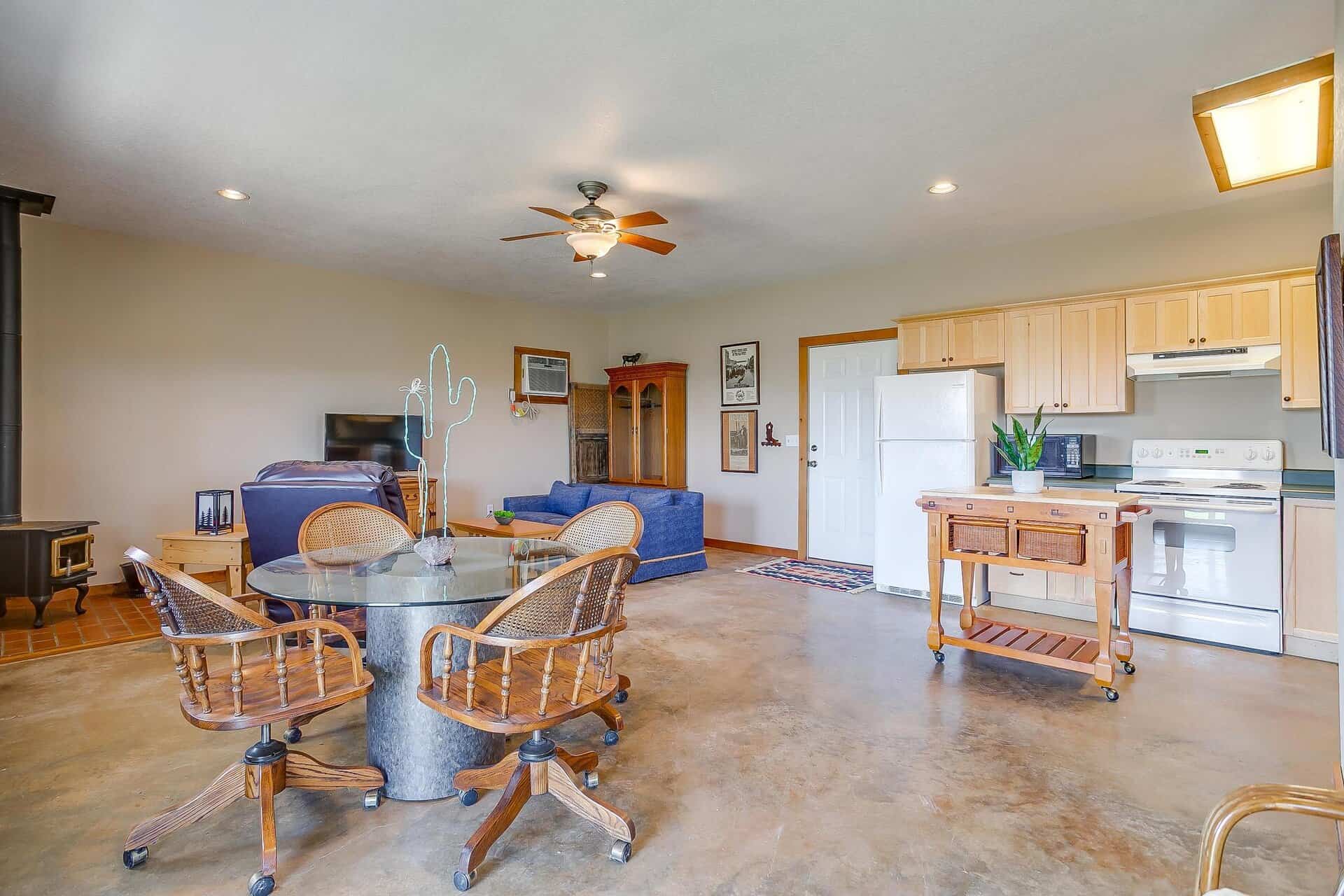 An image that shows 131 Private Rd 2549b (31 Of 79)