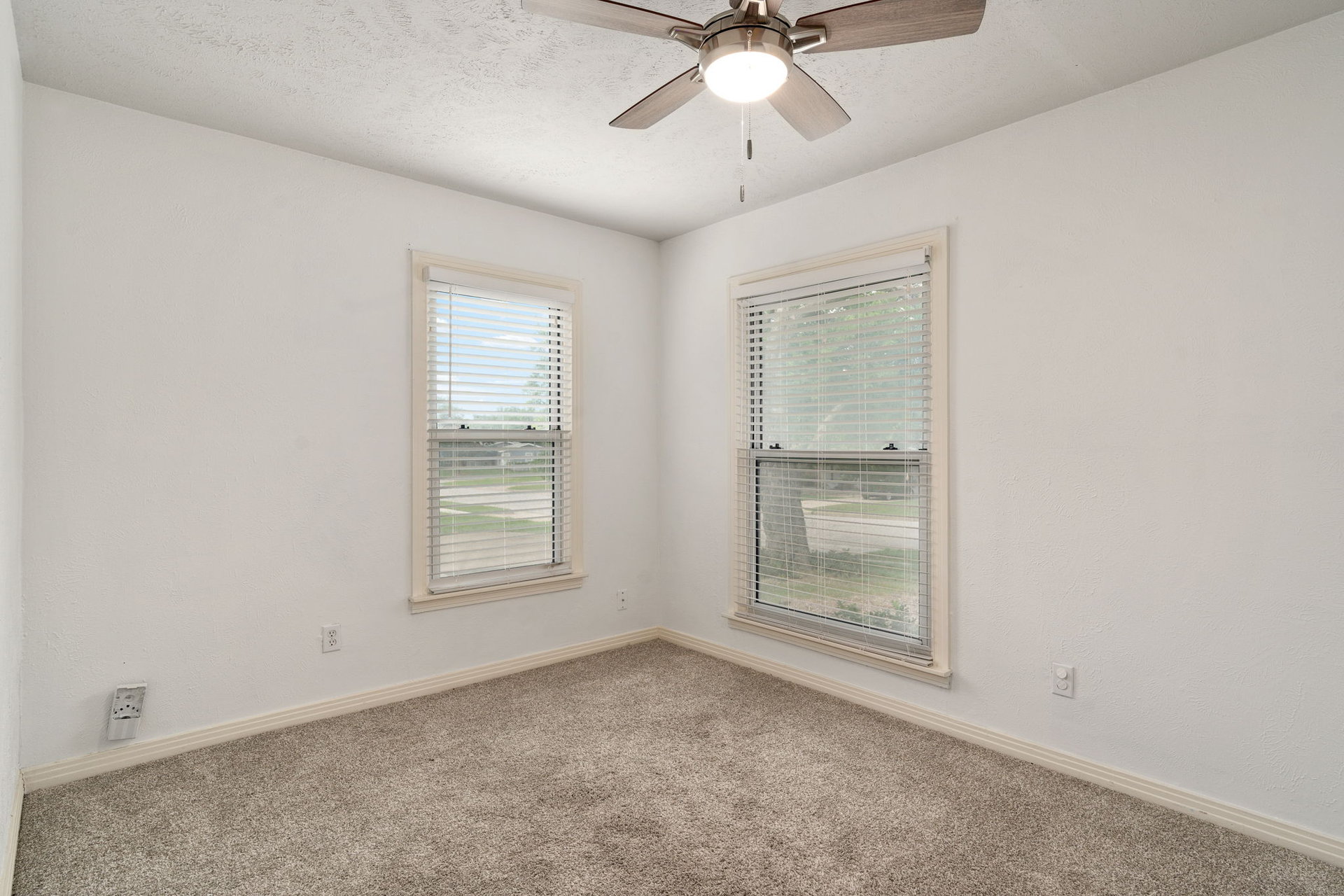 An image that shows 15 26 Web Or Mls 5016 Donnelly Ave 26