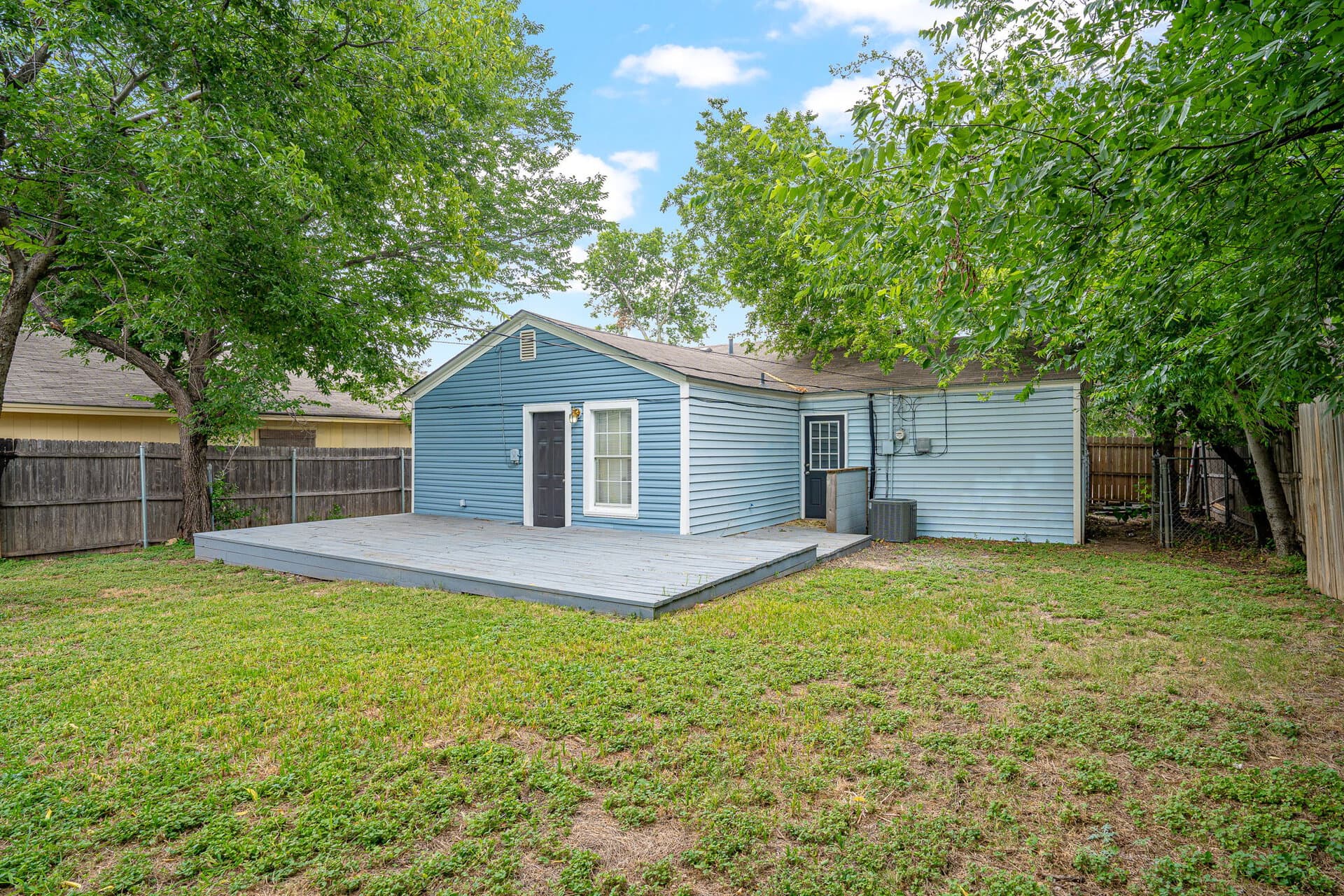 An image that shows 24 46 Web Or Mls 5016 Donnelly Ave 39 (2)