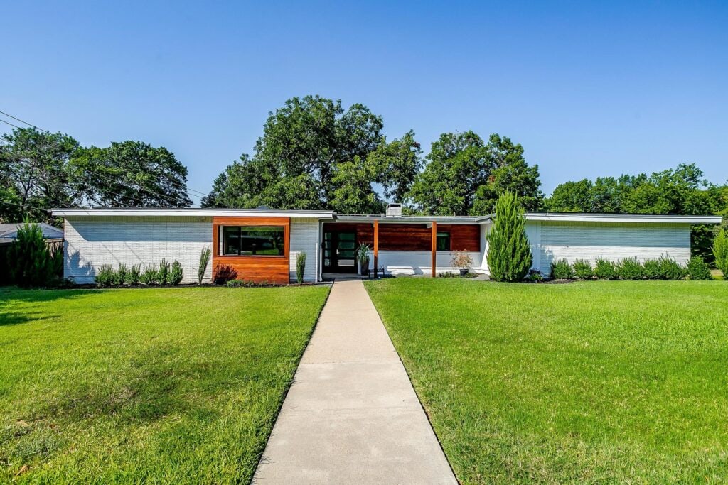 An image that shows 3800 Pelham Rd. (12 Of 49)