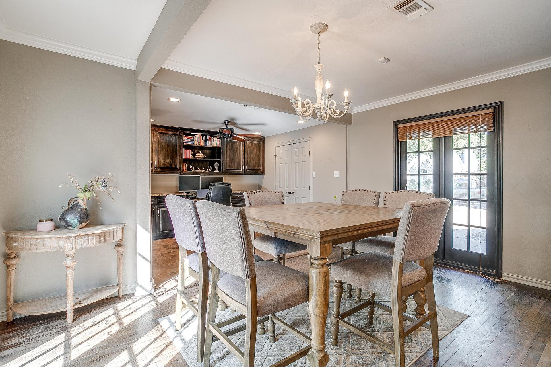 An image that shows 6405 Kenwick Ave. (11 Of 41)