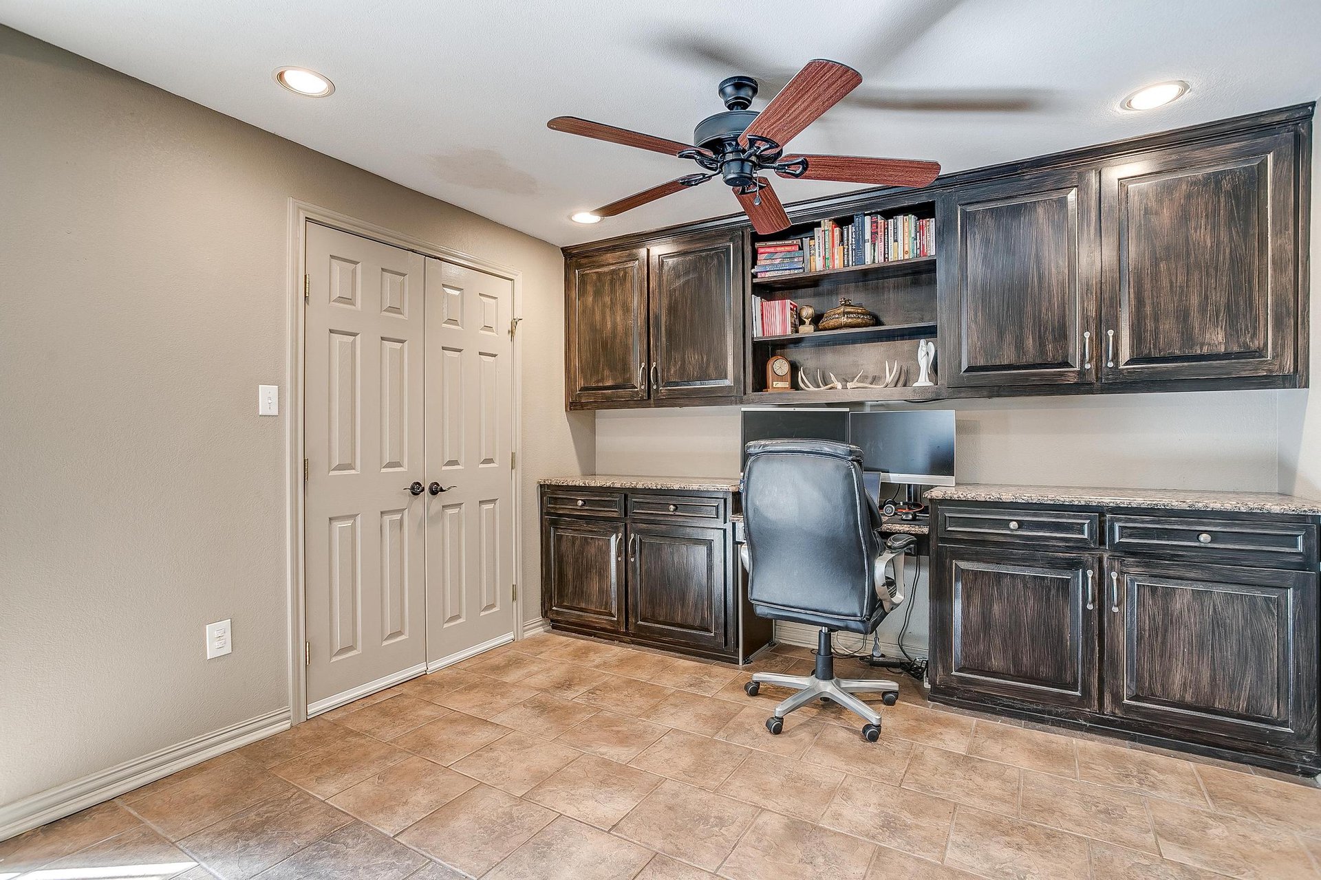 An image that shows 6405 Kenwick Ave. (15 Of 41)