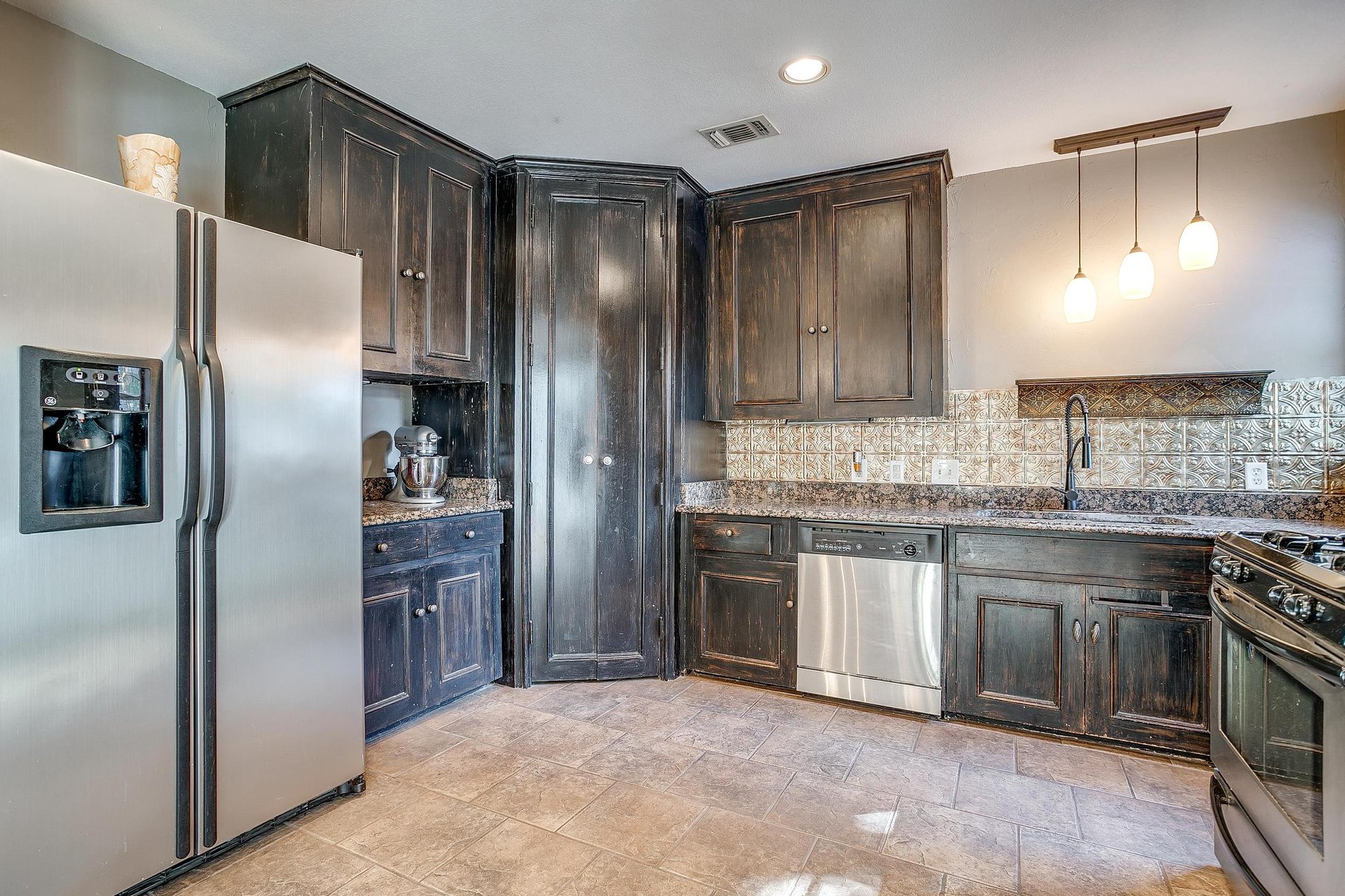 An image that shows 6405 Kenwick Ave. (17 Of 41)