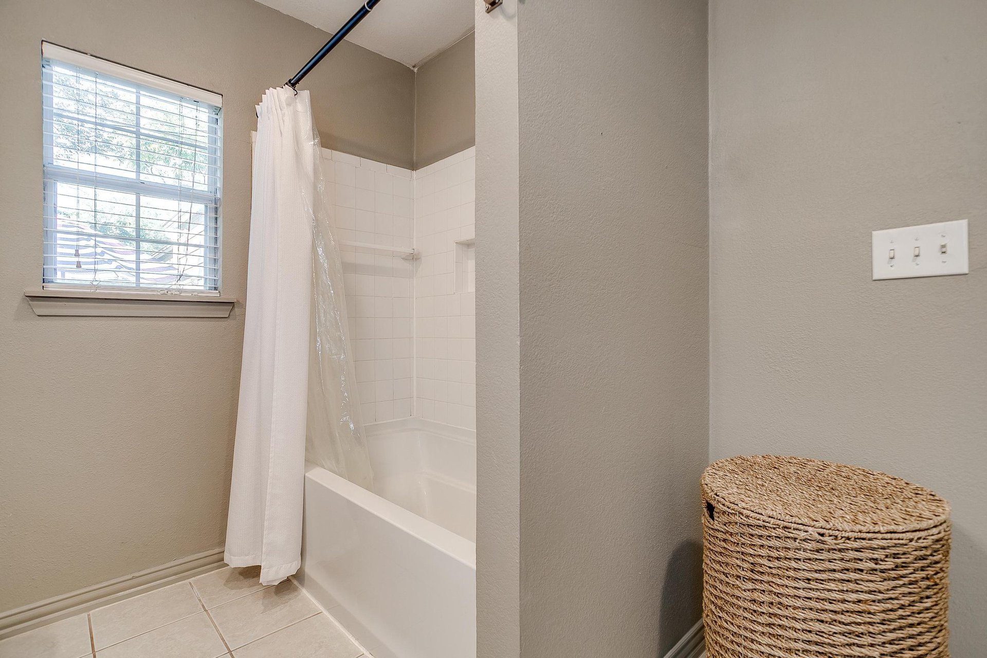An image that shows 6405 Kenwick Ave. (28 Of 41)