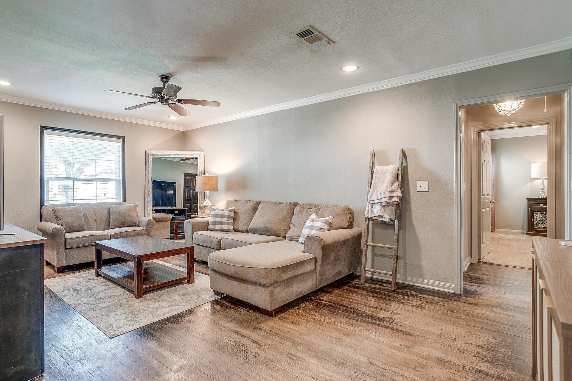 An image that shows 6405 Kenwick Ave. (7 Of 41)