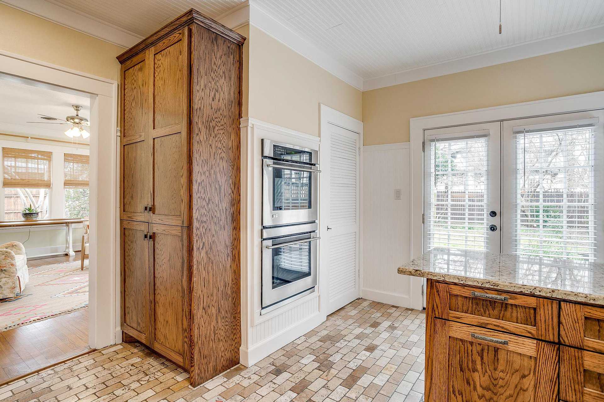 An image that shows 2239 W Magnolia (24 Of 43)