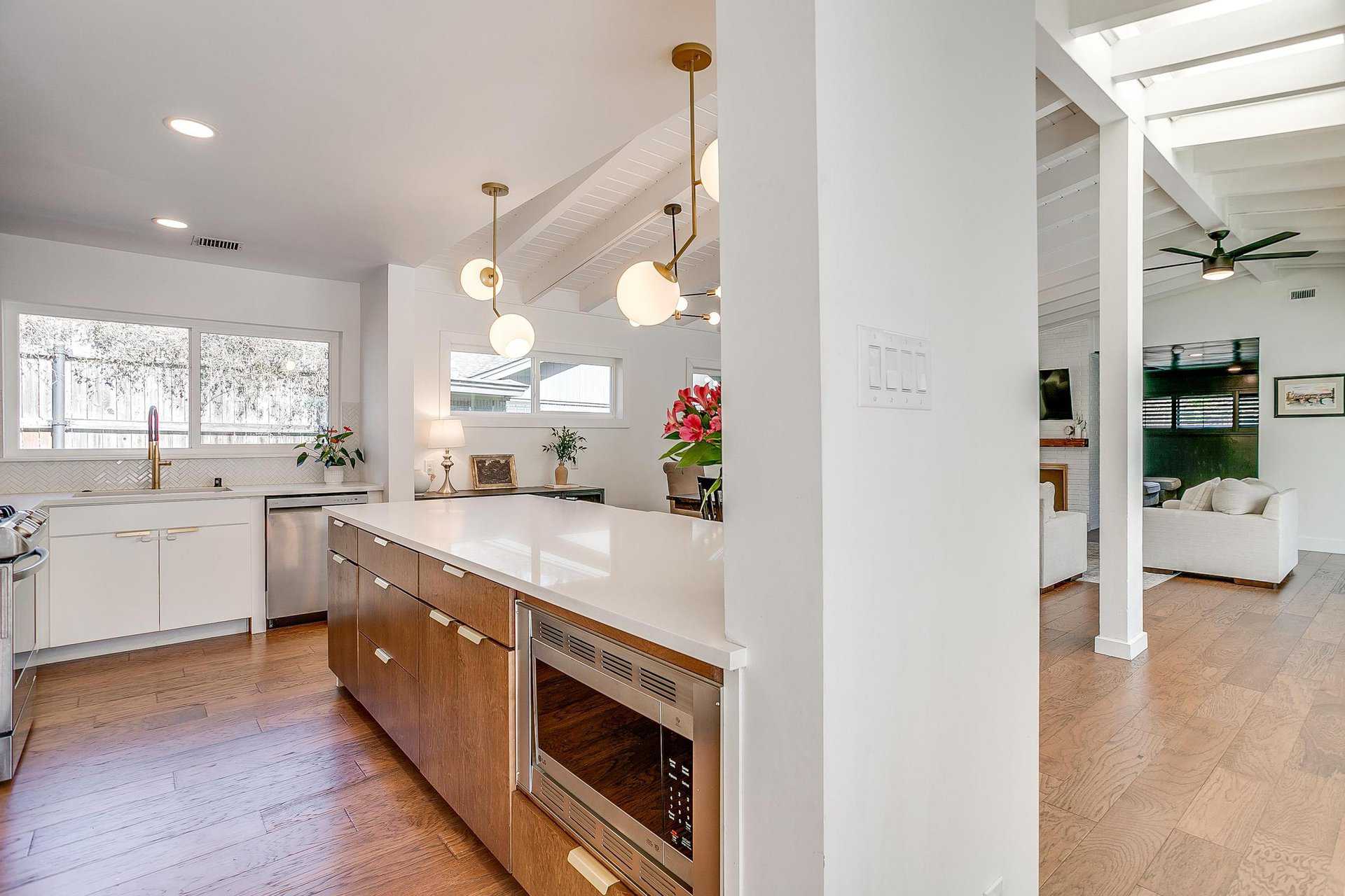 An image that shows 4316 Inwood Rd. (16 Of 47)