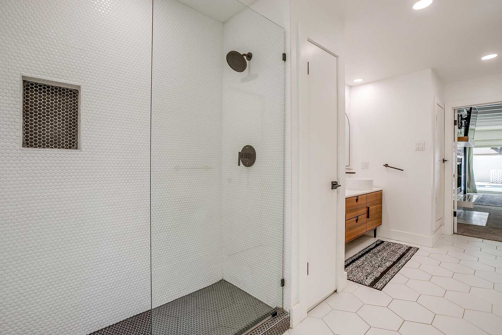 An image that shows 4316 Inwood Rd. (28 Of 47)