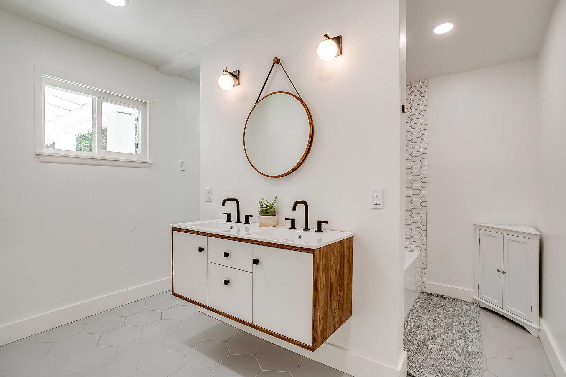 An image that shows 4316 Inwood Rd. (32 Of 47)