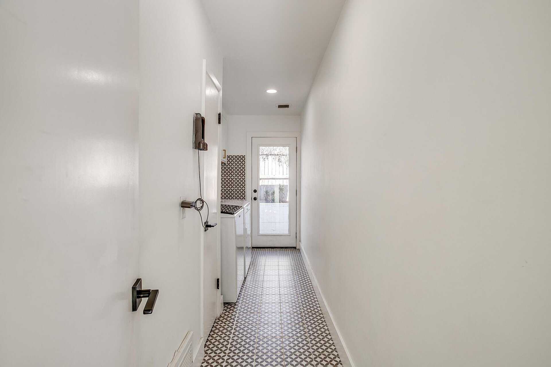 An image that shows 4316 Inwood Rd. (42 Of 47)