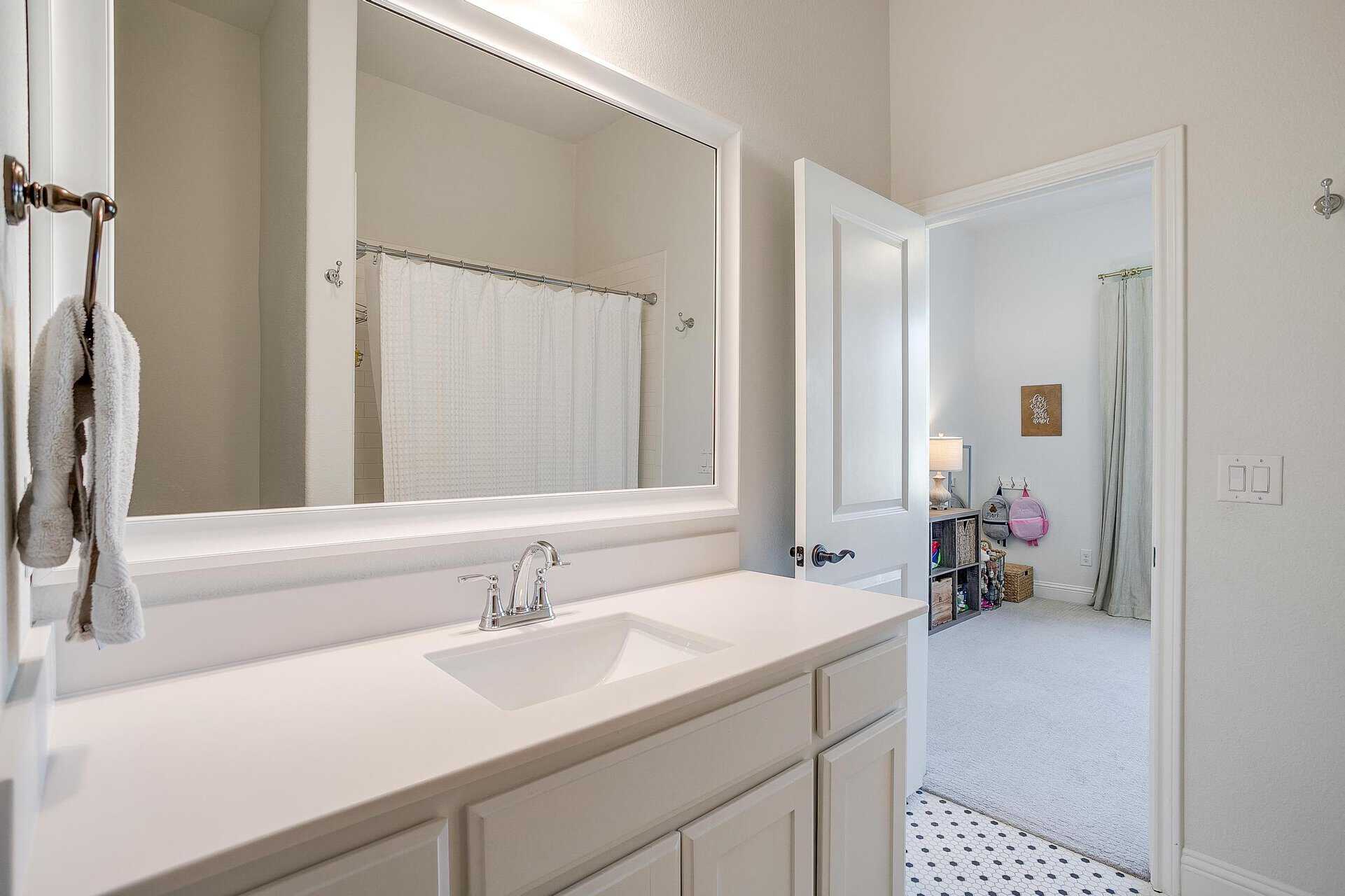 An image that shows 587 Point Vista Drive (55 Of 87)